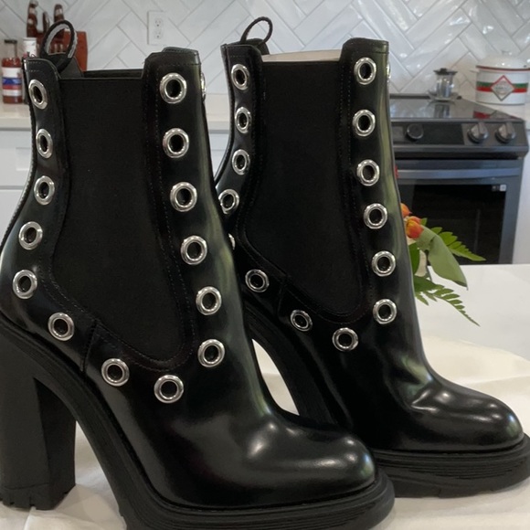 ⭐️⭐️⭐️SOLD ⭐️⭐️⭐️Alexander McQueen Tread Grommet Embellished Chelsea Boot - Picture 8 of 15